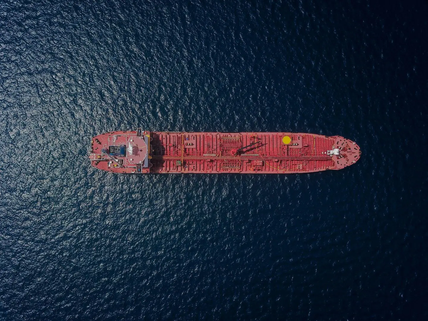 Containerschiff auf dem Meer. Ansicht von oben