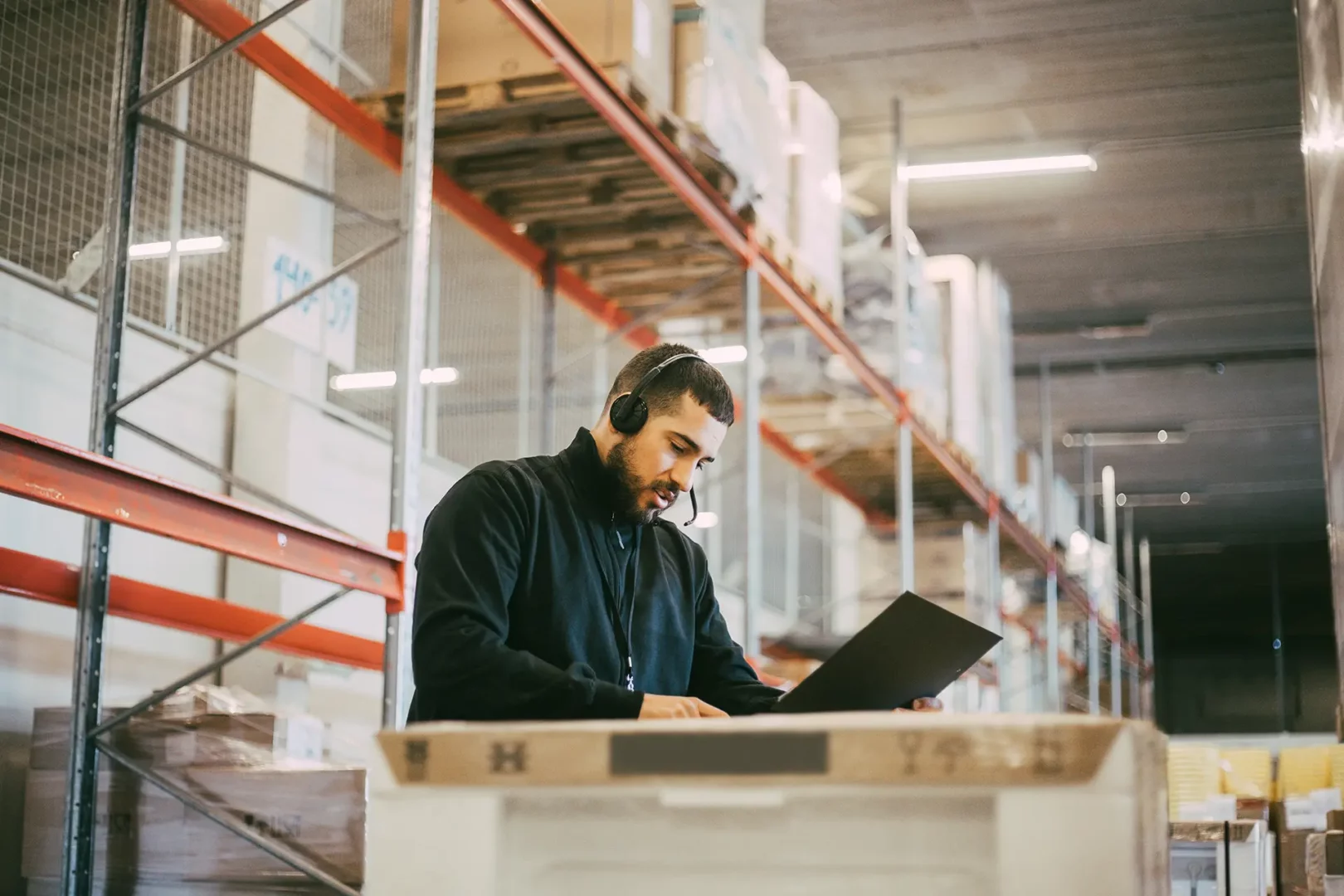 Lagerist in einer SI Logistics Lagerhalle