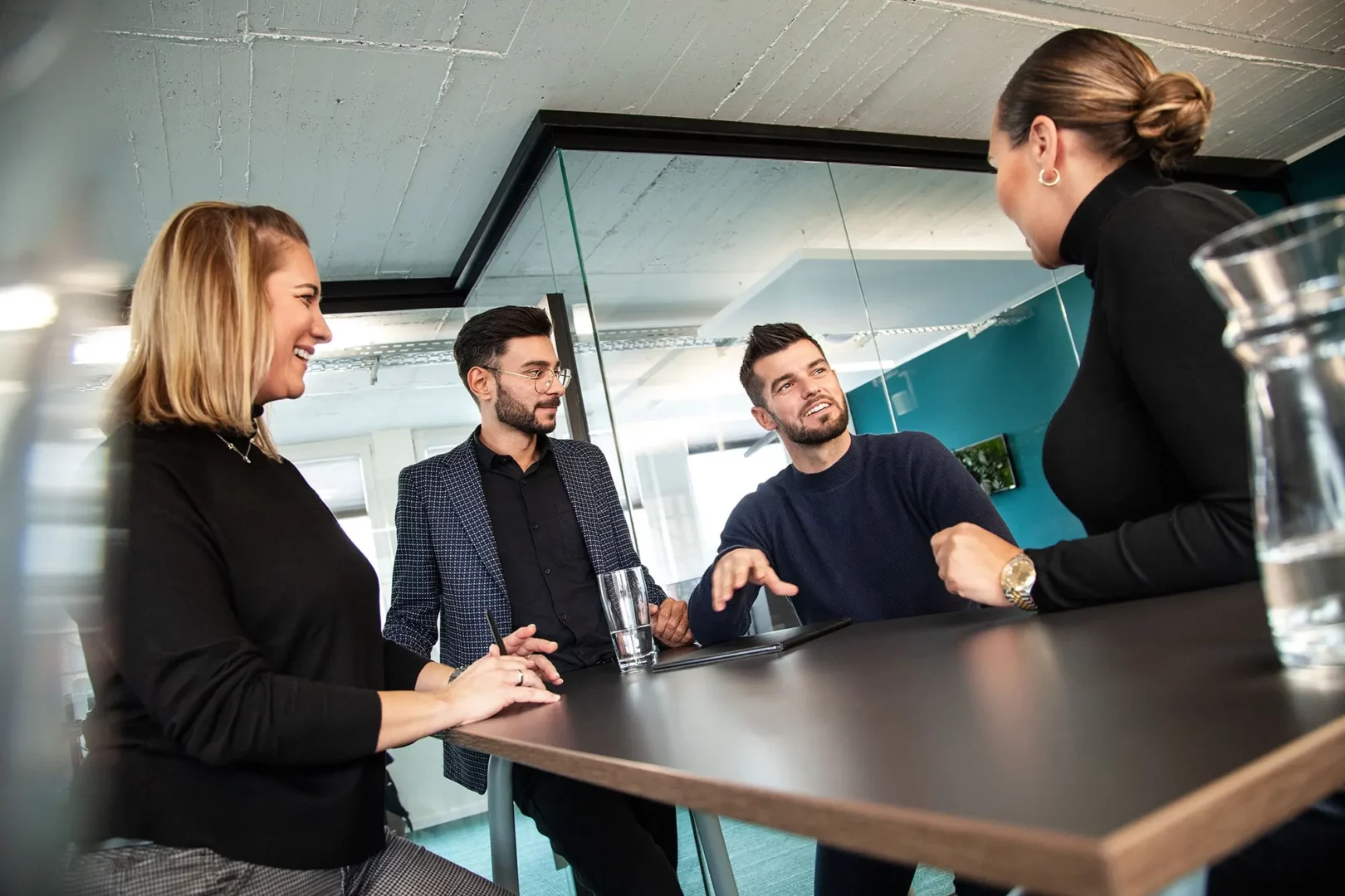 Bürosituation, freundliche Diskussion bei SI Logistics